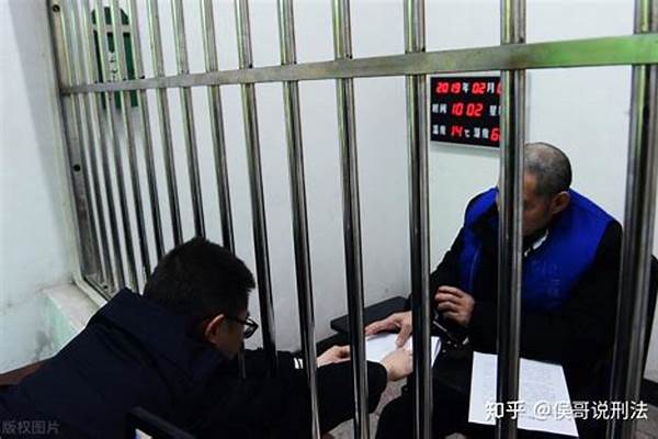 你好,问一问刑事拘留手脚带铐吗