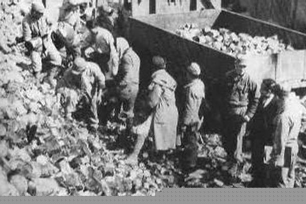 日本战败后,士兵回国,结发妻子是怎样迎接